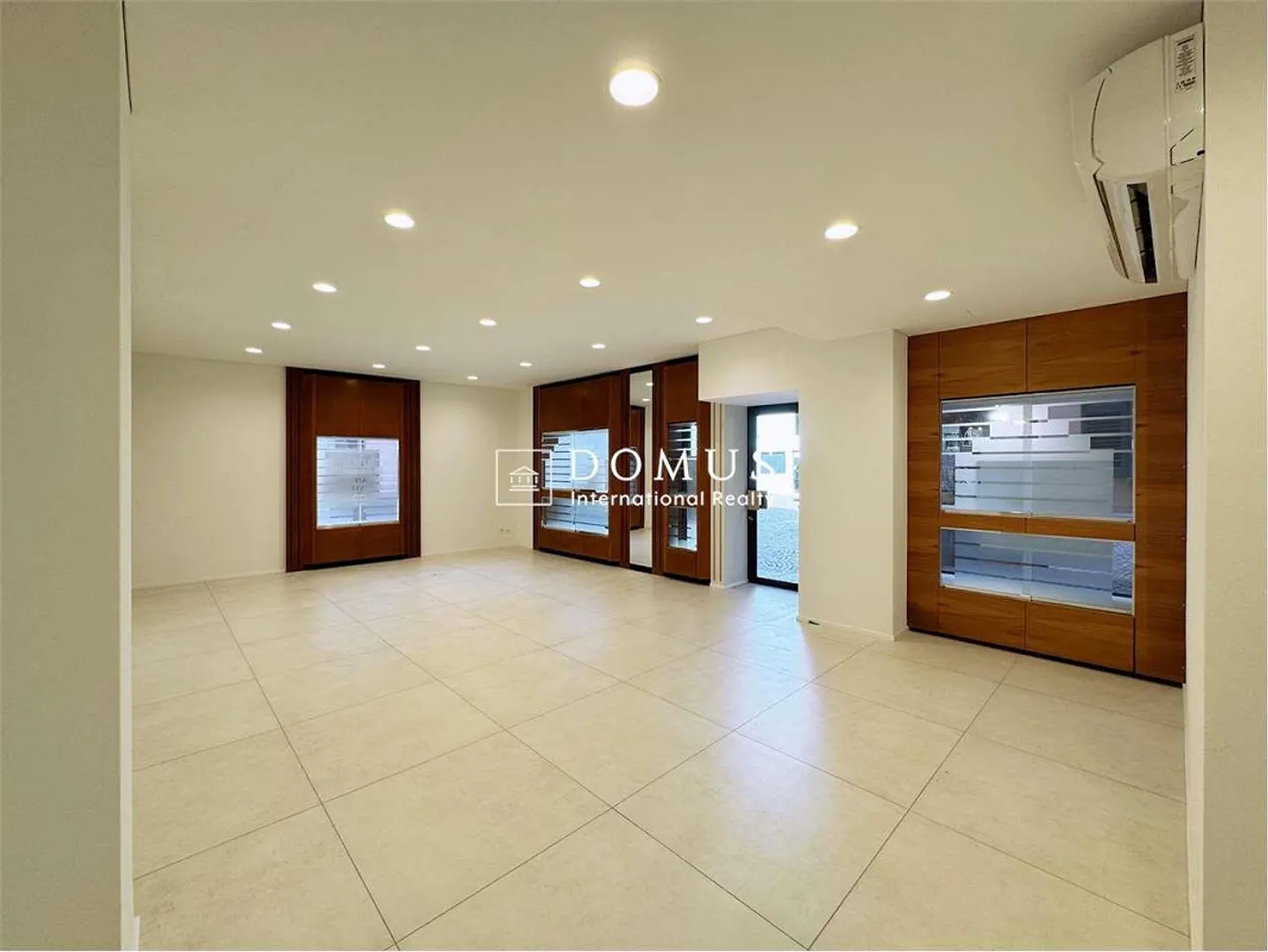 Renovated historic palace in the center - Photo 10 of 13