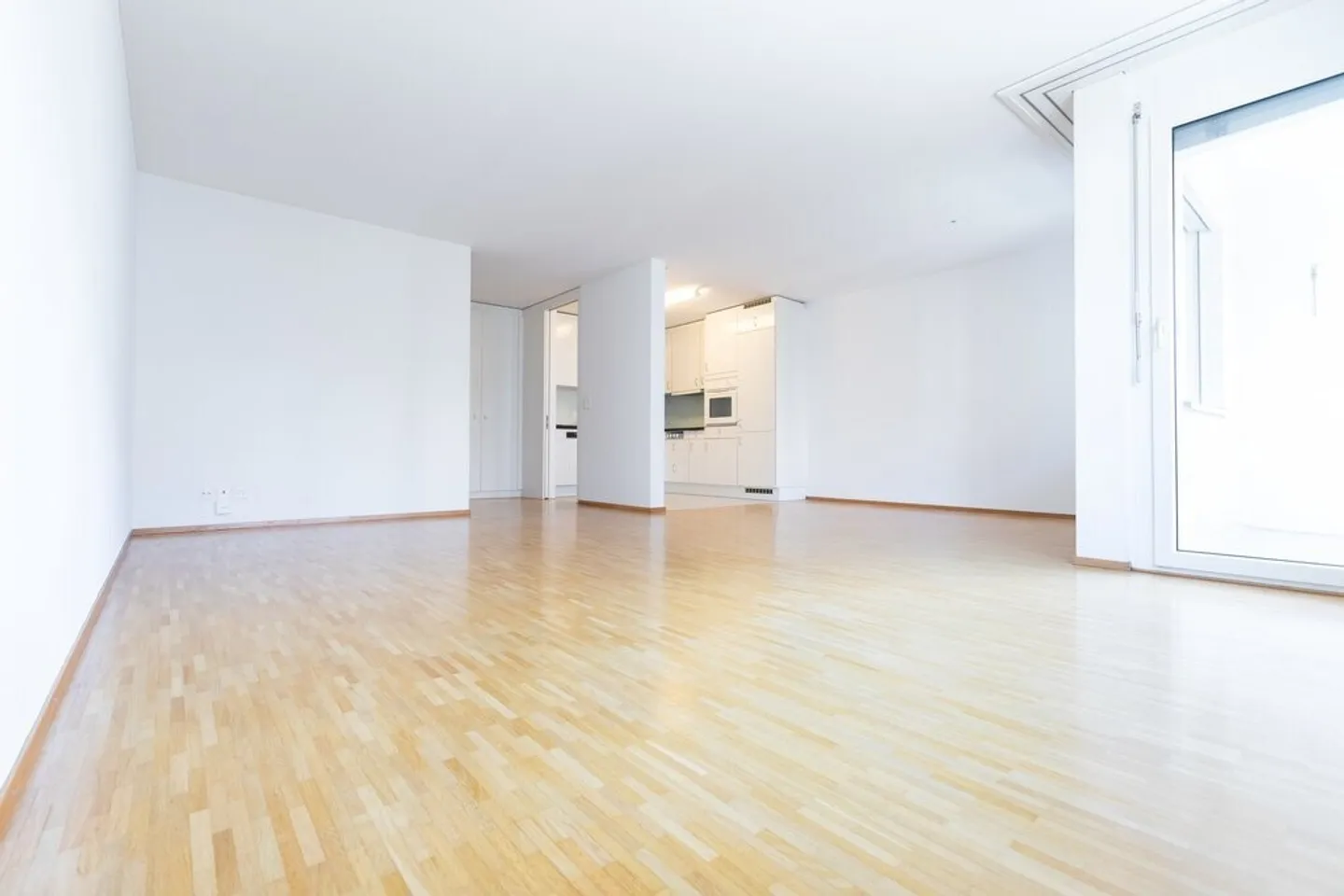 In the heart of the city yet surrounded by greenery! Ideal for families! - Photo 3 of 12