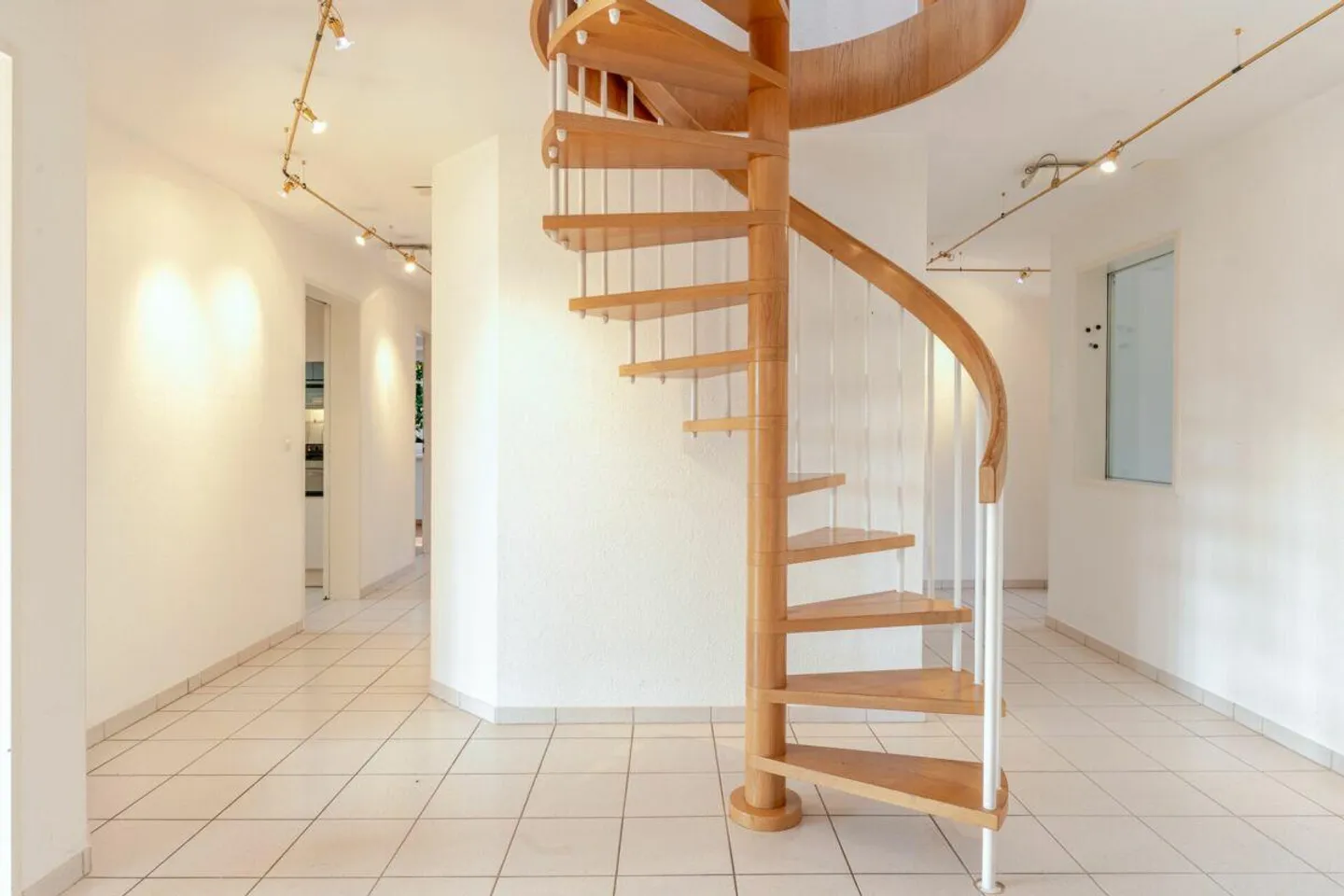 Helle 7.5 Z' Dach-Maisonettewohnung plus separater Hobbyraum und 2 AEH - Foto 2 di 13