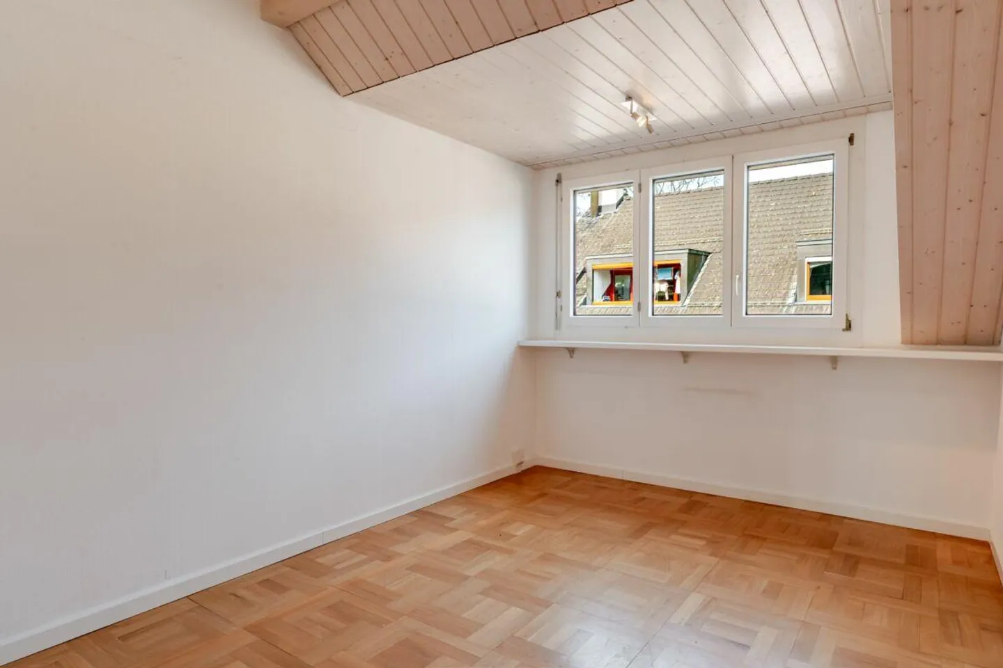 Helle 7.5 Z' Dach-Maisonettewohnung plus separater Hobbyraum und 2 AEH - Foto 3 di 13