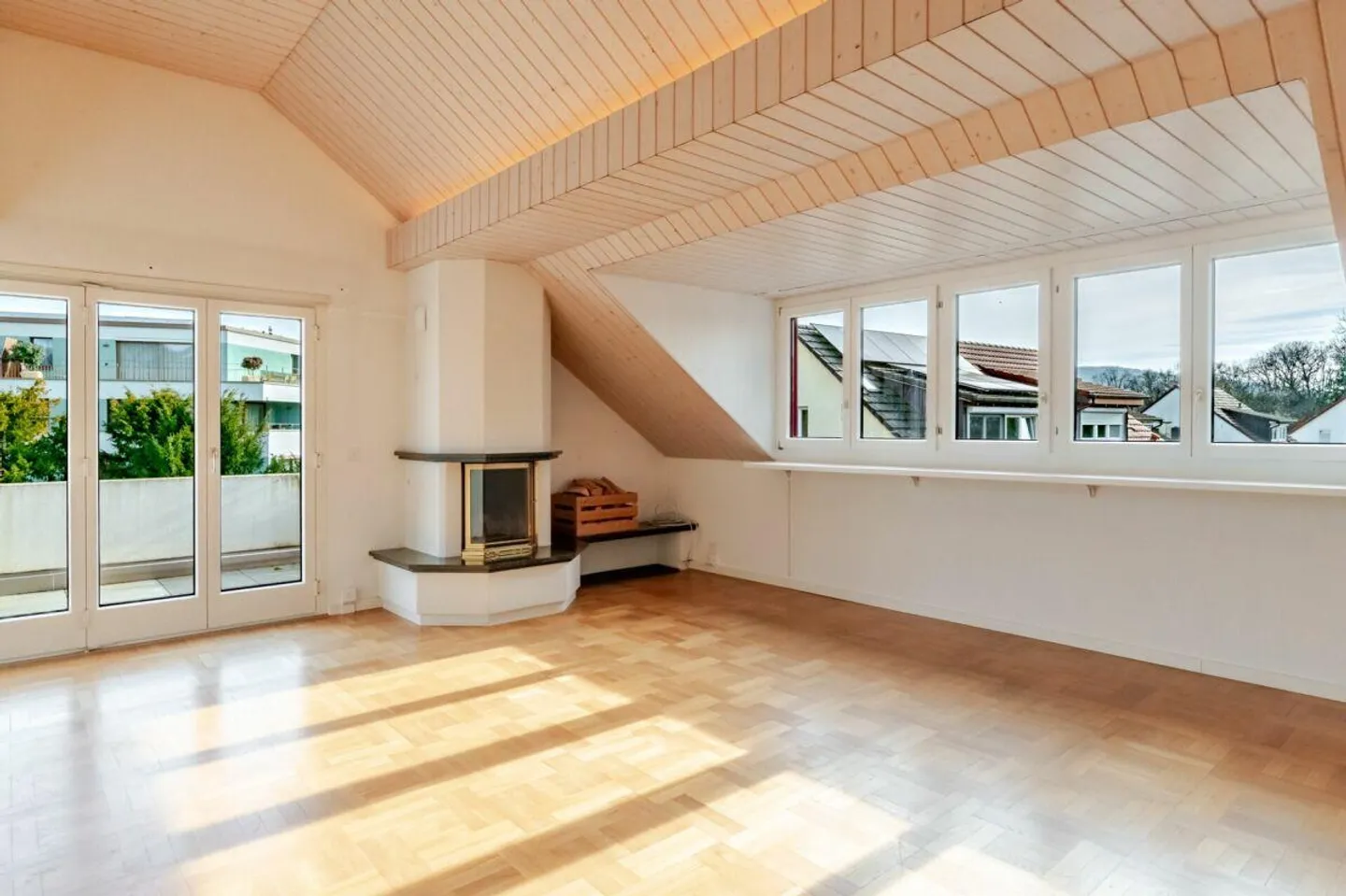 Helle 7.5 Z' Dach-Maisonettewohnung plus separater Hobbyraum und 2 AEH - Foto 5 di 13