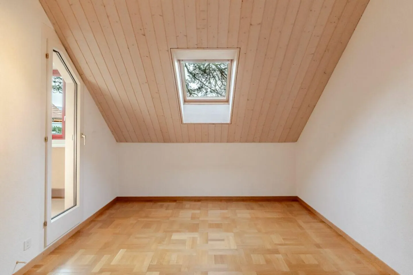 Helle 7.5 Z' Dach-Maisonettewohnung plus separater Hobbyraum und 2 AEH - Foto 9 di 13