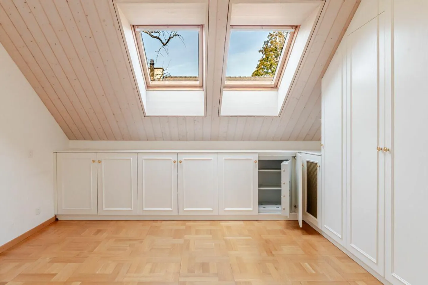 Helle 7.5 Z' Dach-Maisonettewohnung plus separater Hobbyraum und 2 AEH - Foto 11 di 13