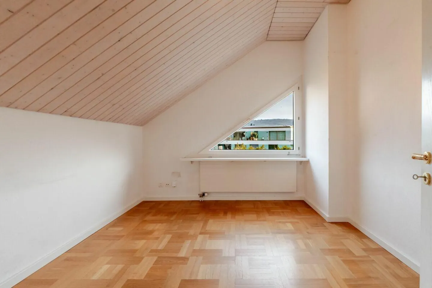 Helle 7.5 Z' Dach-Maisonettewohnung plus separater Hobbyraum und 2 AEH - Foto 12 di 13