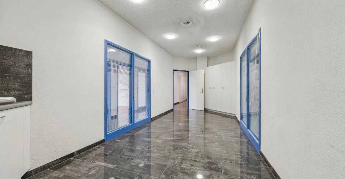 Emménager au lieu d'agrandir : Espace de bureau entre Zurich et Bâle - Photo 3 sur 12