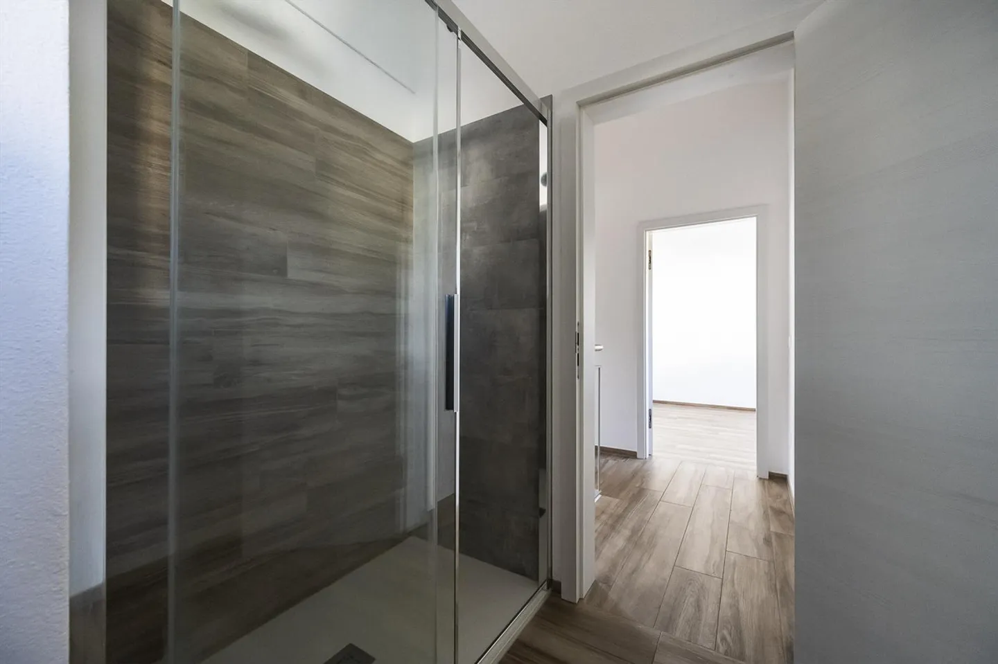 Modern and Elegant Single-Family House with Garden in Novazzano - Photo 9 of 13