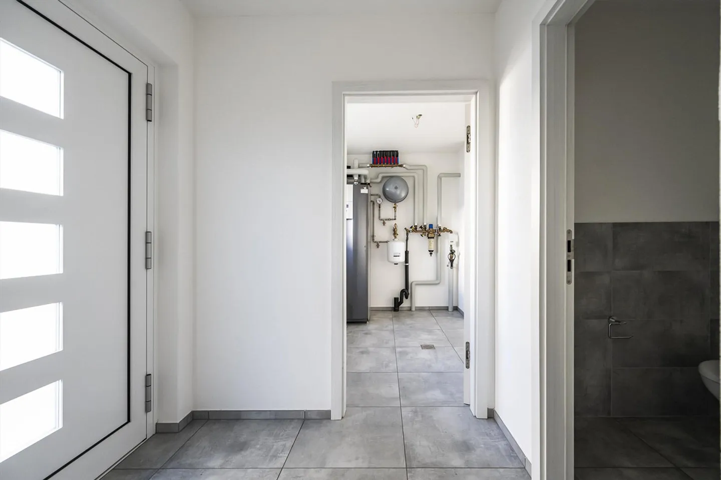 Modern and Elegant Single-Family House with Garden in Novazzano - Photo 12 of 13