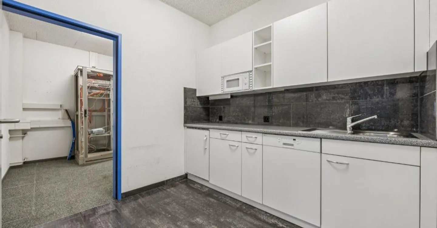 Emménager au lieu d'agrandir : Espace de bureau entre Zurich et Bâle - Photo 4 sur 12
