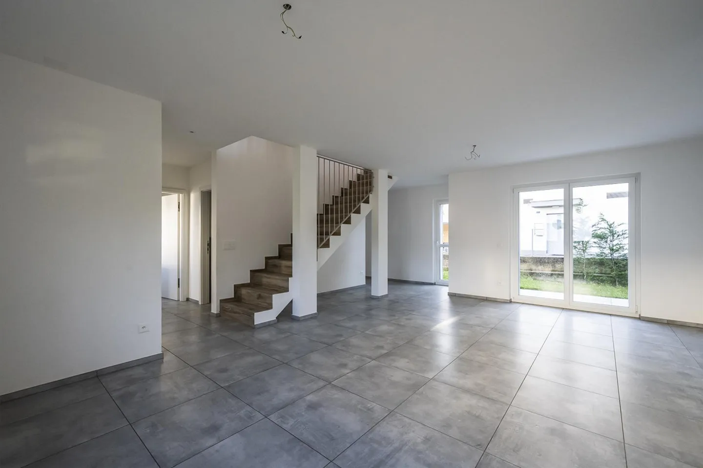 Modern and Elegant Single-Family House with Garden in Novazzano - Photo 4 of 13