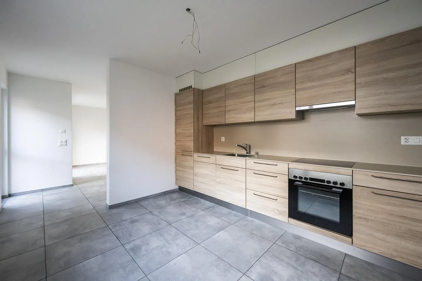 Modern and Elegant Single-Family House with Garden in Novazzano - Photo 5 of 13