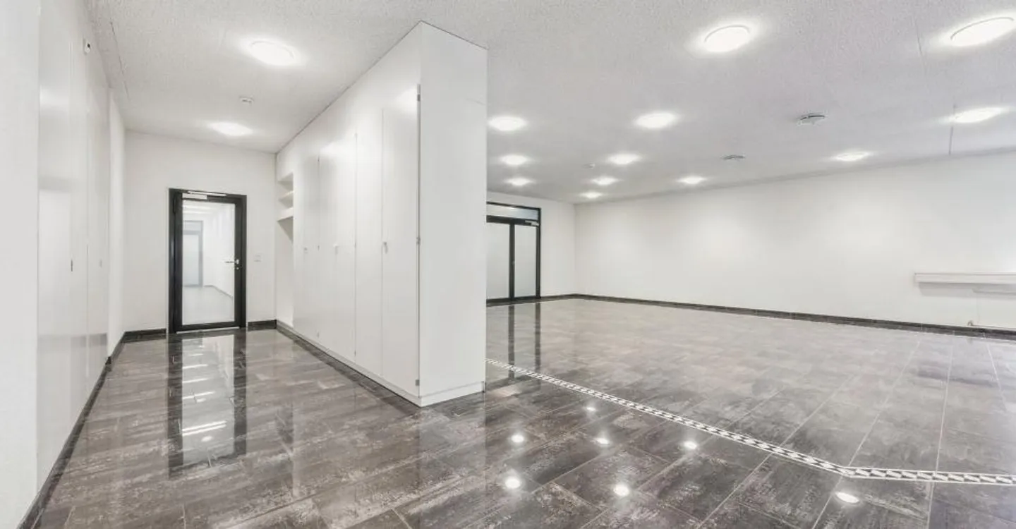 Emménager au lieu d'agrandir : Espace de bureau entre Zurich et Bâle - Photo 6 sur 12