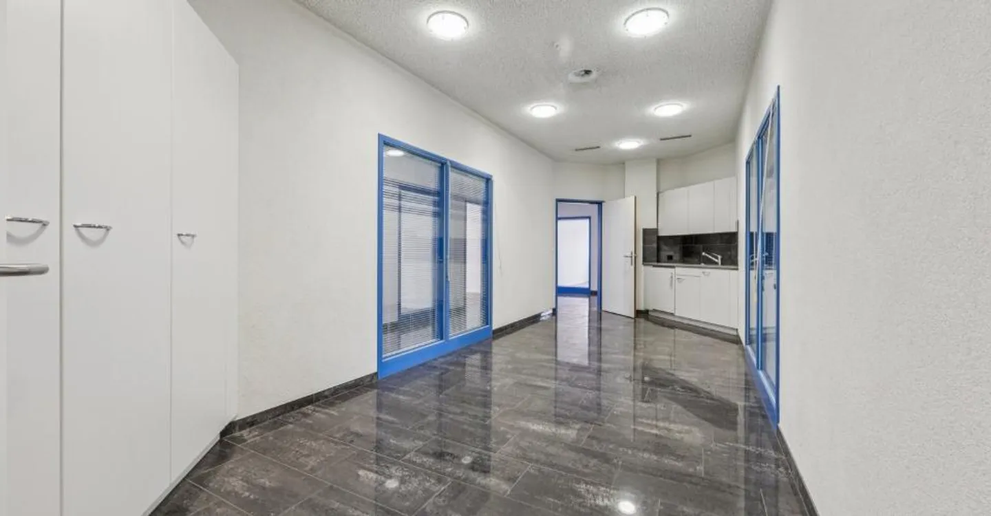 Emménager au lieu d'agrandir : Espace de bureau entre Zurich et Bâle - Photo 8 sur 12