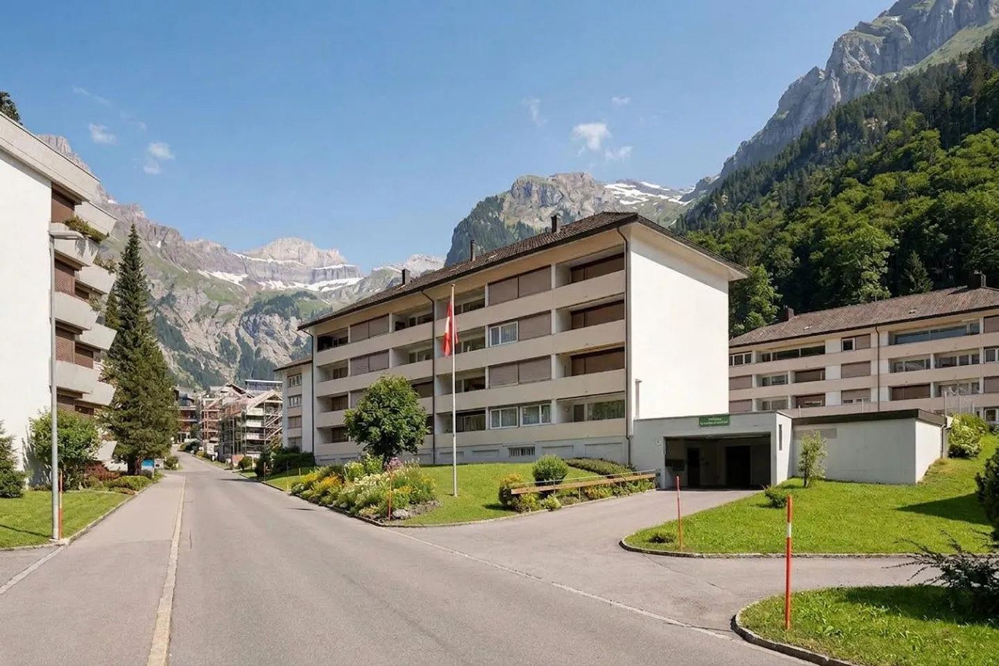 Charming 3.5-room cooperative apartment with mountain view - Photo 2 of 14