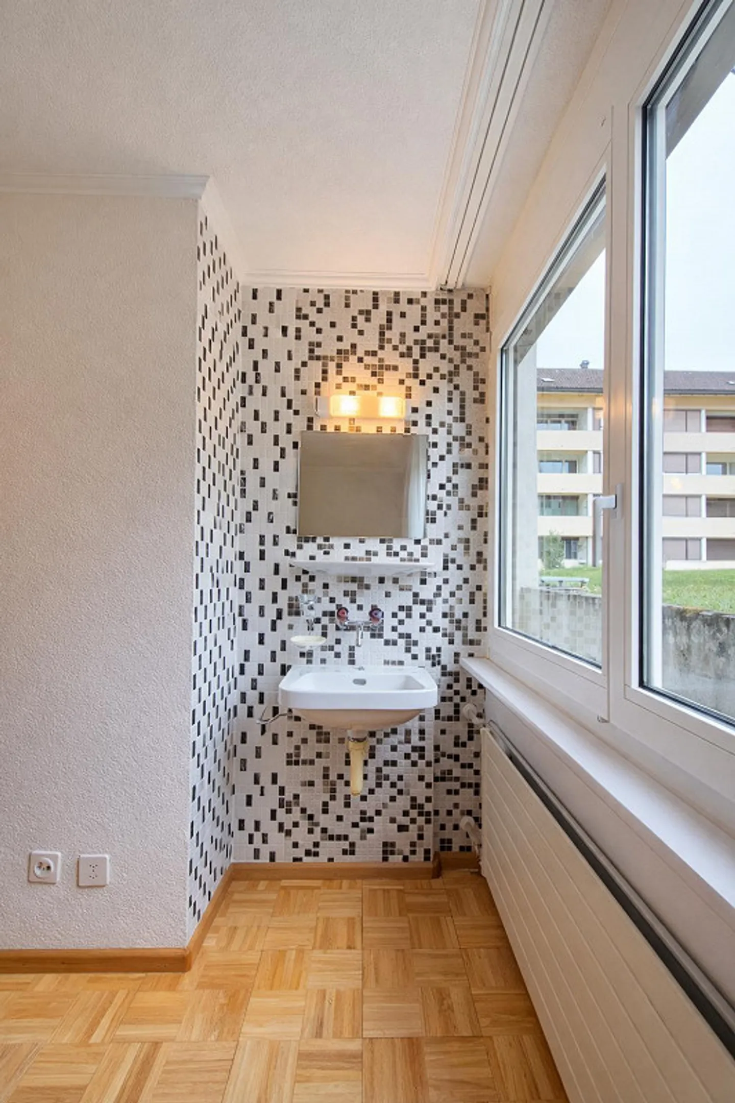 Charming 3.5-room cooperative apartment with mountain view - Photo 12 of 14