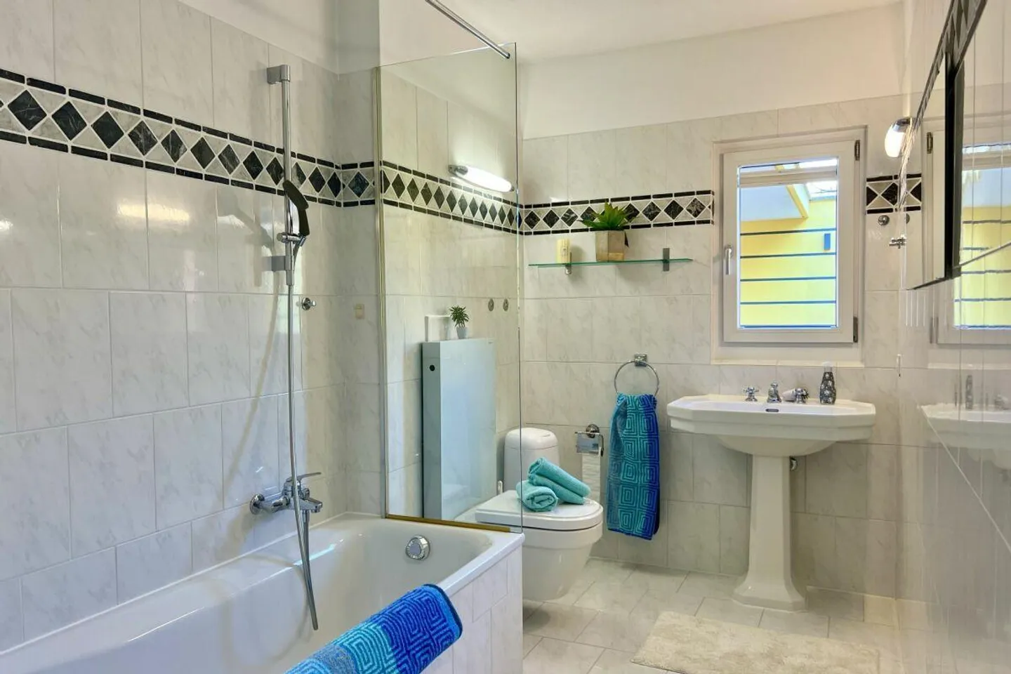 Villa in posizione soleggiata tutto l'anno con casa per gli ospiti separata e bellissima proprietà - in ottime condizioni! - Foto 11 di 30