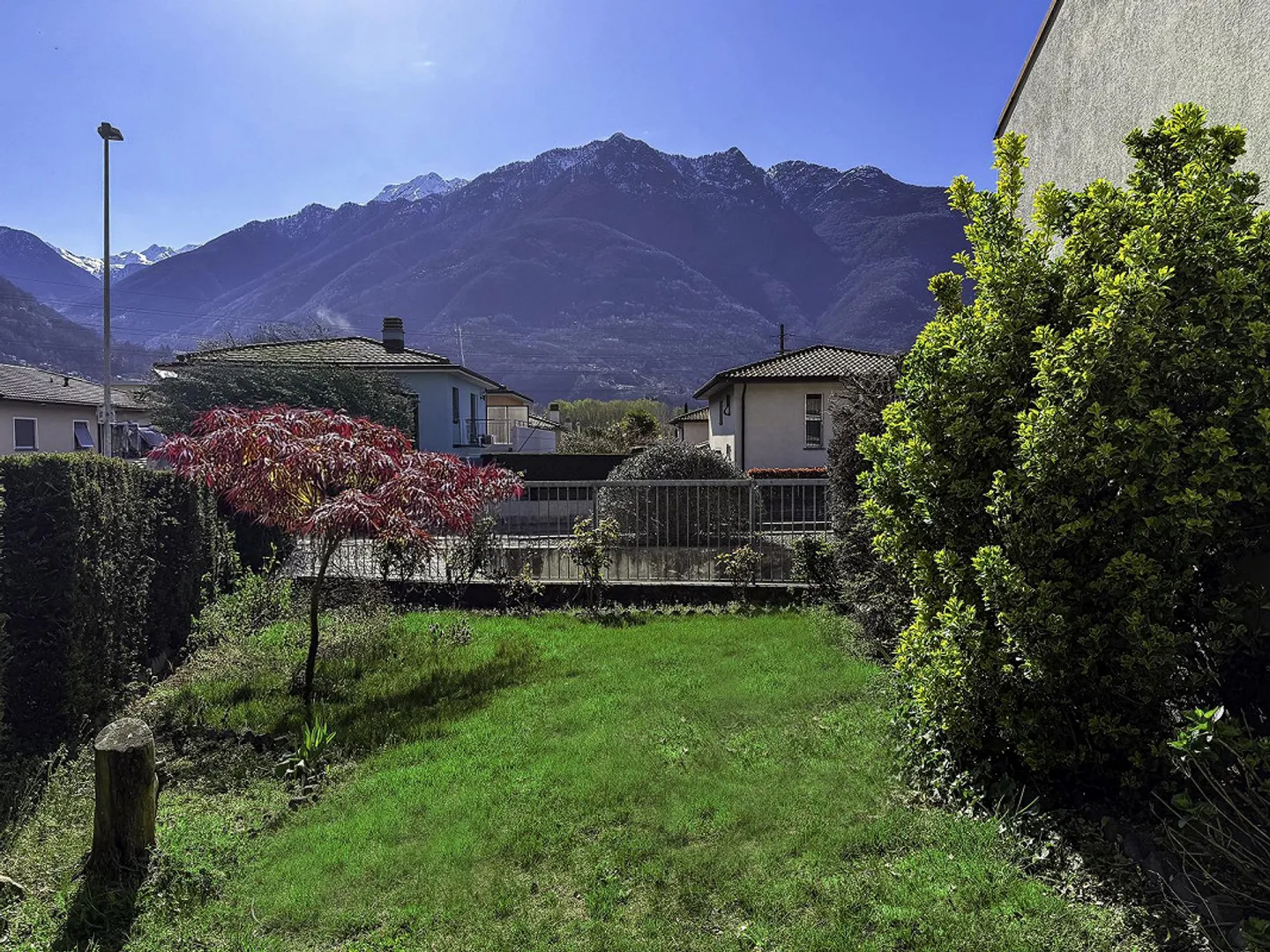 Grande casa con giardino, garage e posto auto. Soleggiata e tranquilla - Foto 3 di 30