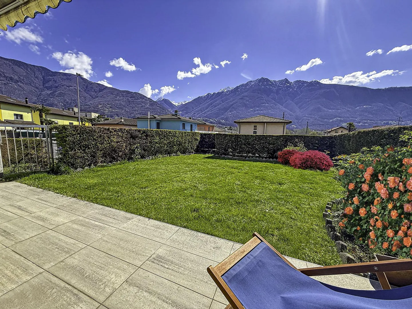 Grande casa con giardino, garage e posto auto. Soleggiata e tranquilla - Foto 1 di 30