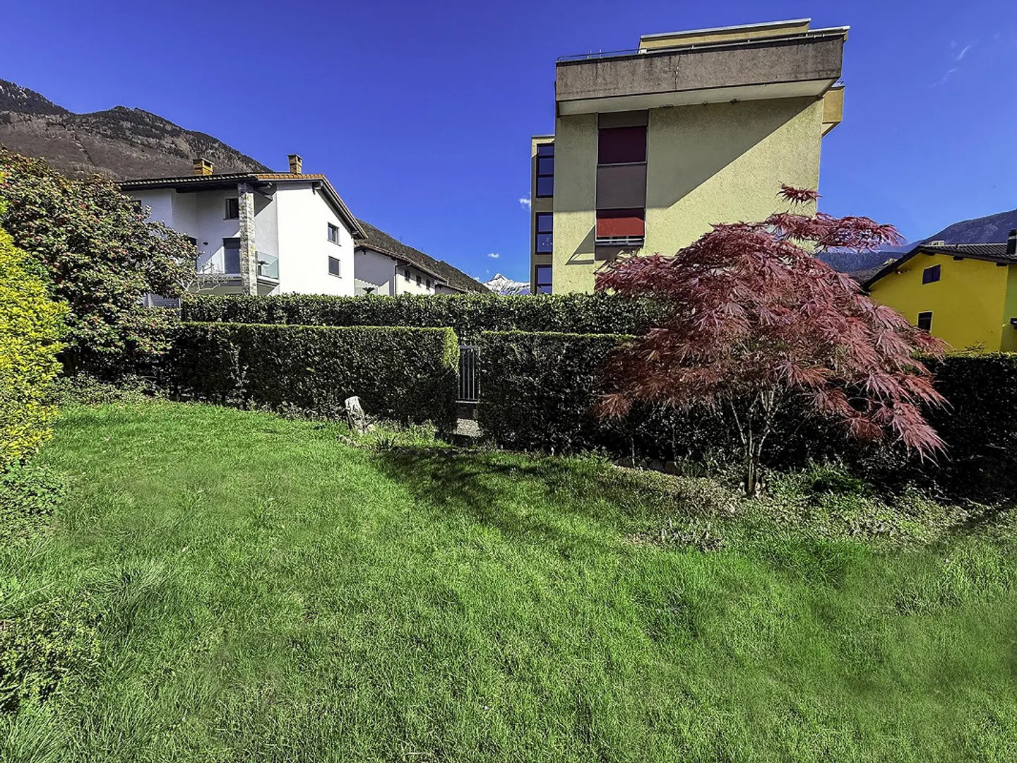 Grande casa con giardino, garage e posto auto. Soleggiata e tranquilla - Foto 2 di 30