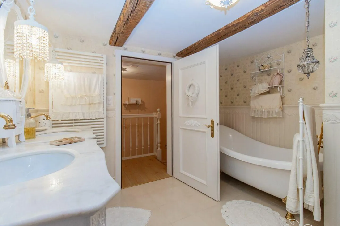 6.5-Room Maisonette in Historic Timber House - Photo 7 of 10