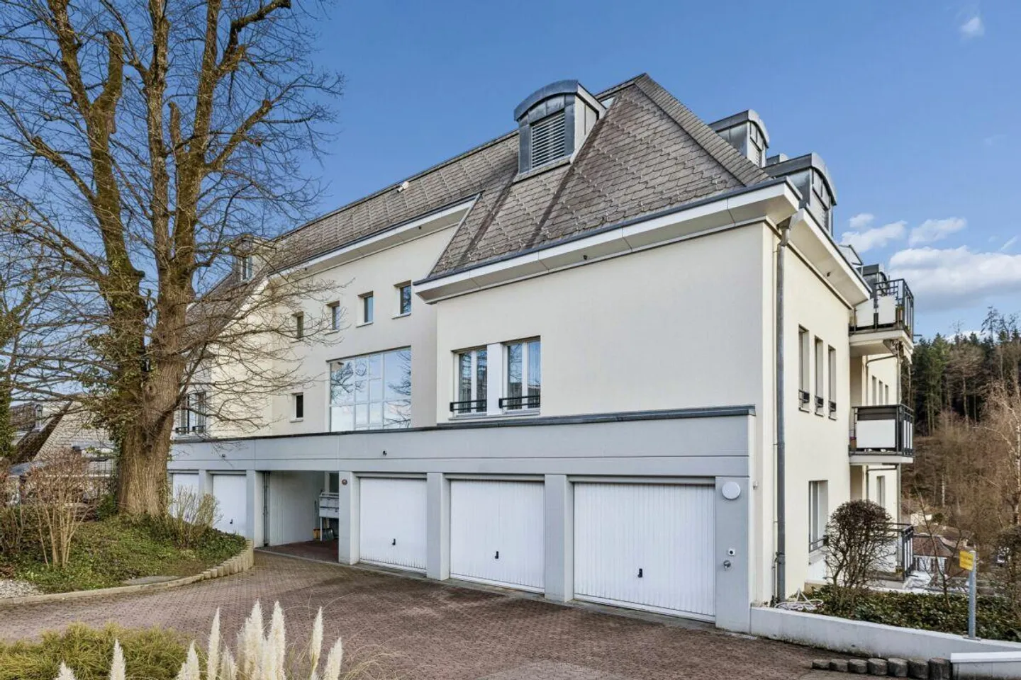 Appartement en duplex spacieux de 5,5 pièces avec charme, salle de loisirs et potentiel - Photo 1 sur 23