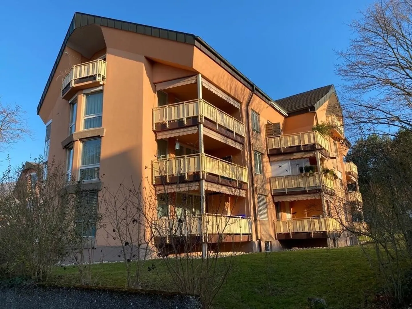 Belle appartement sous les toits de 2 pièces près du centre du village ! - Photo 1 sur 10