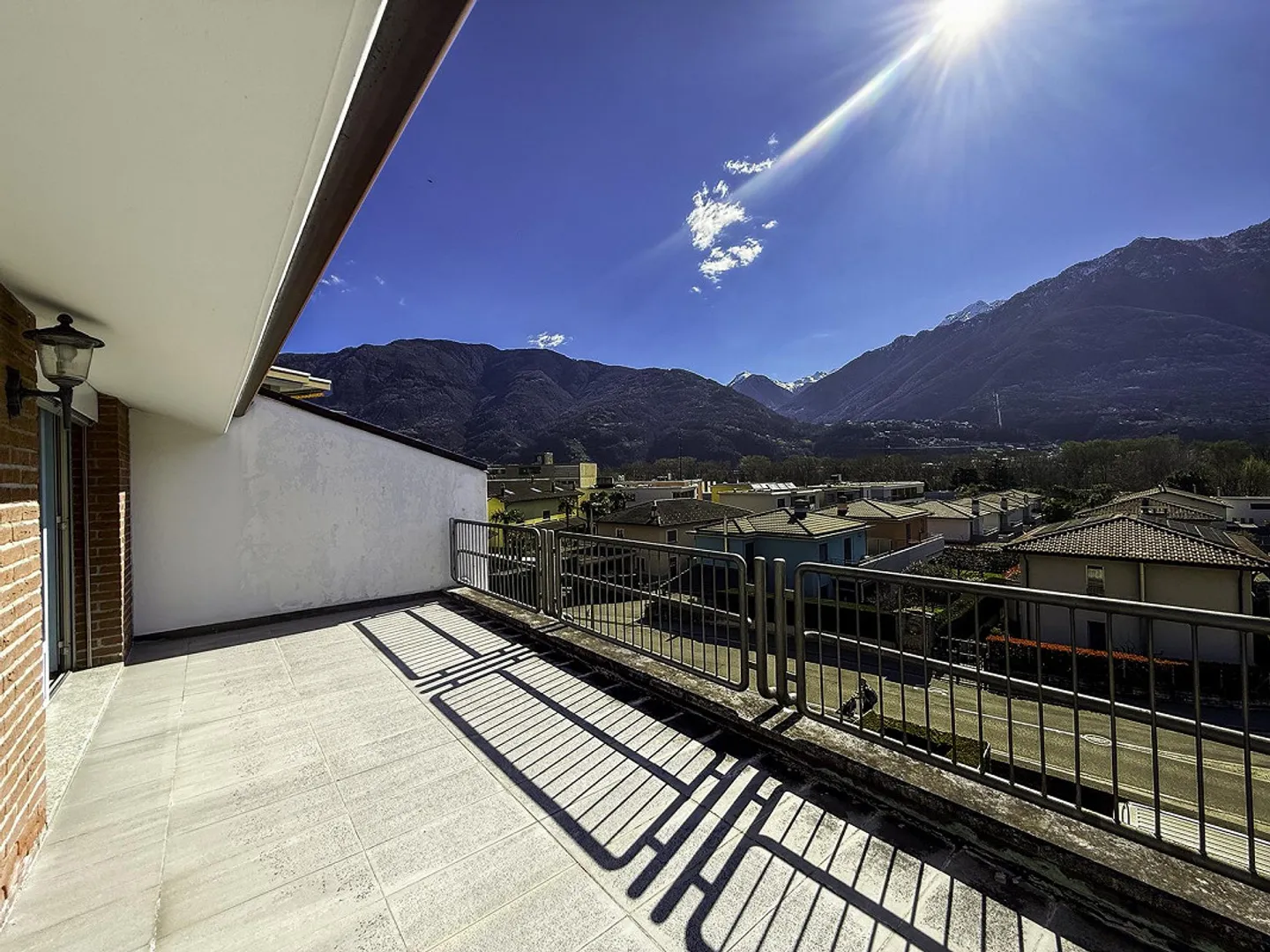 Grande casa con giardino, garage e posto auto. Soleggiata e tranquilla - Foto 21 di 30