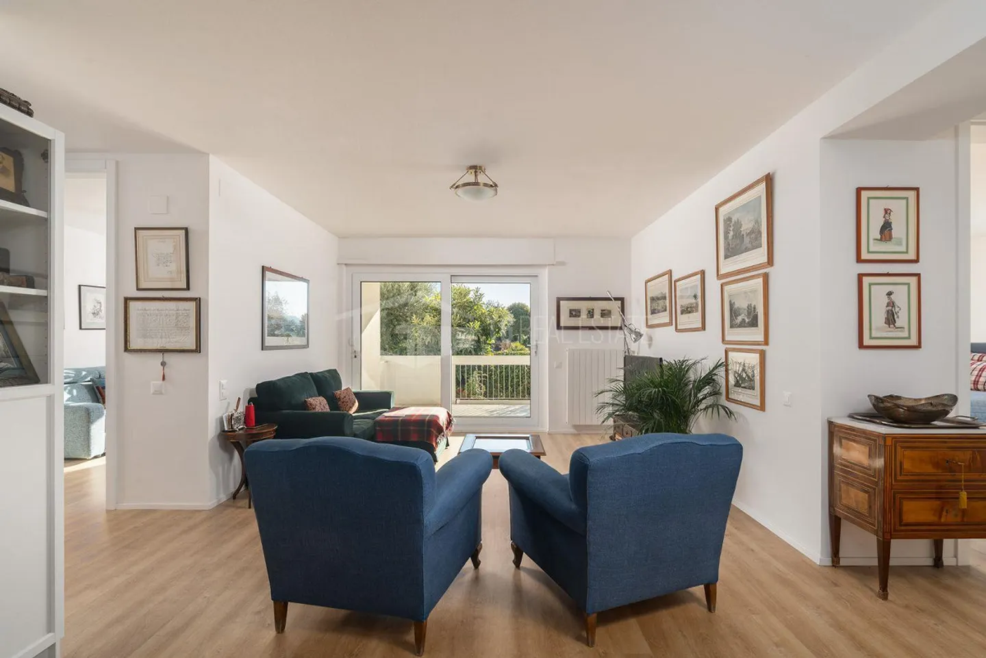 Elegant 4.5-room apartment with terraces, near the center and the train station of Lugano - Photo 2 of 13