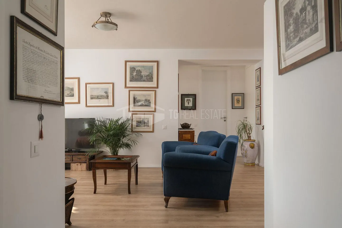 Elegant 4.5-room apartment with terraces, near the center and the train station of Lugano - Photo 4 of 13