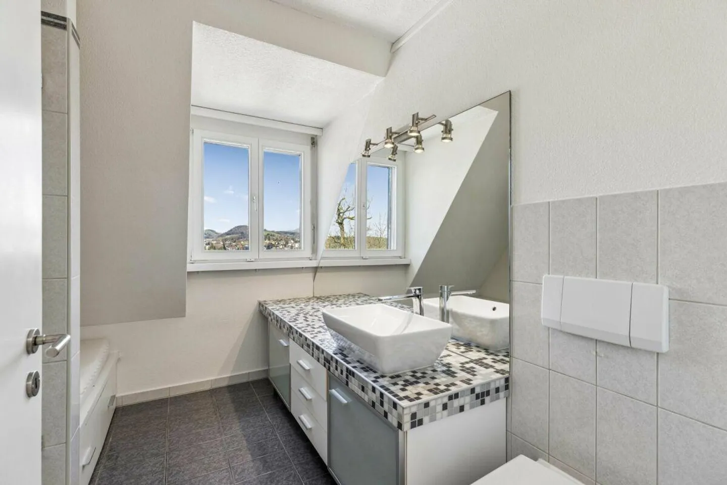 Appartement en duplex spacieux de 5,5 pièces avec charme, salle de loisirs et potentiel - Photo 15 sur 23