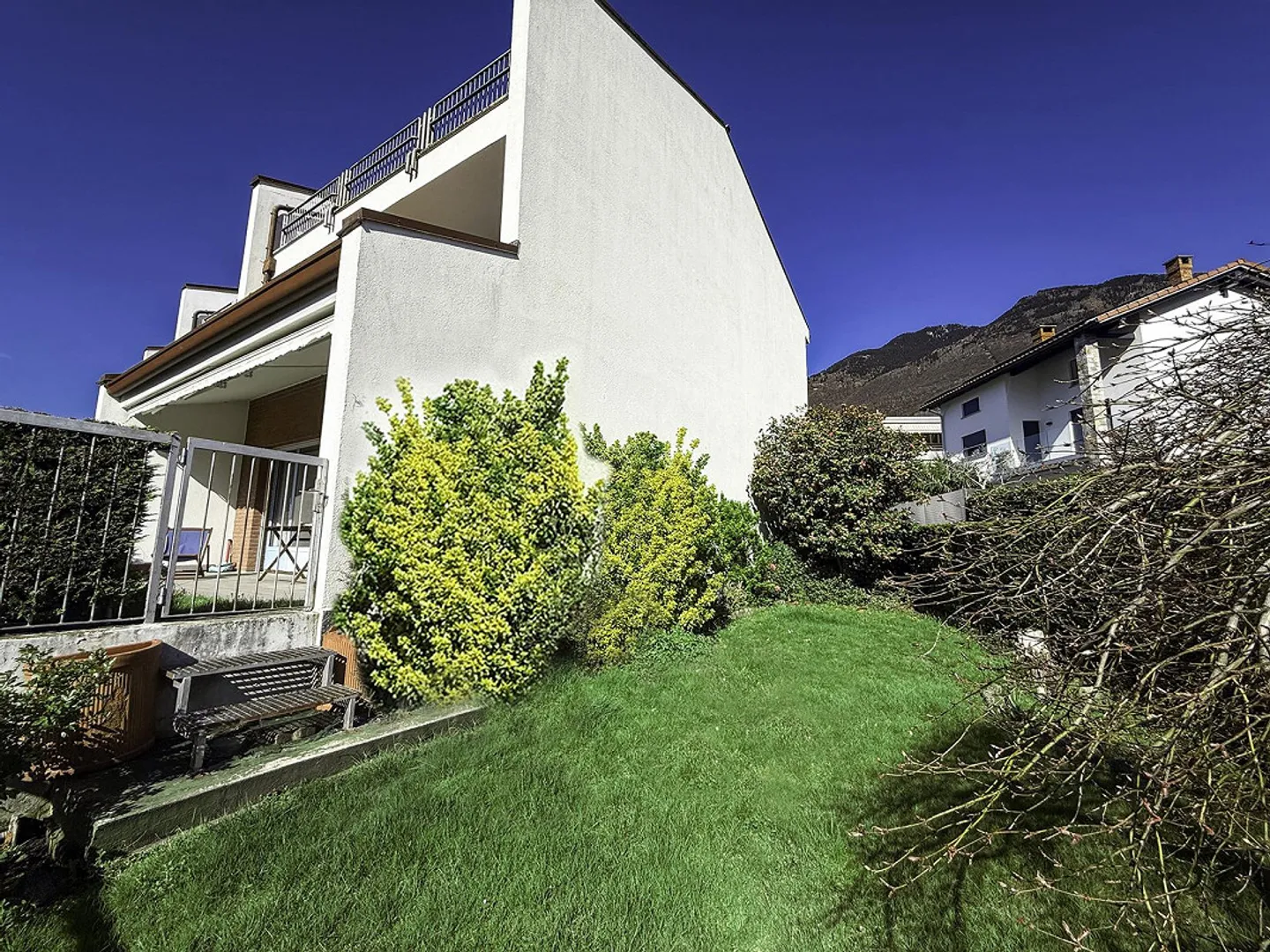 Grande casa con giardino, garage e posto auto. Soleggiata e tranquilla - Foto 24 di 30