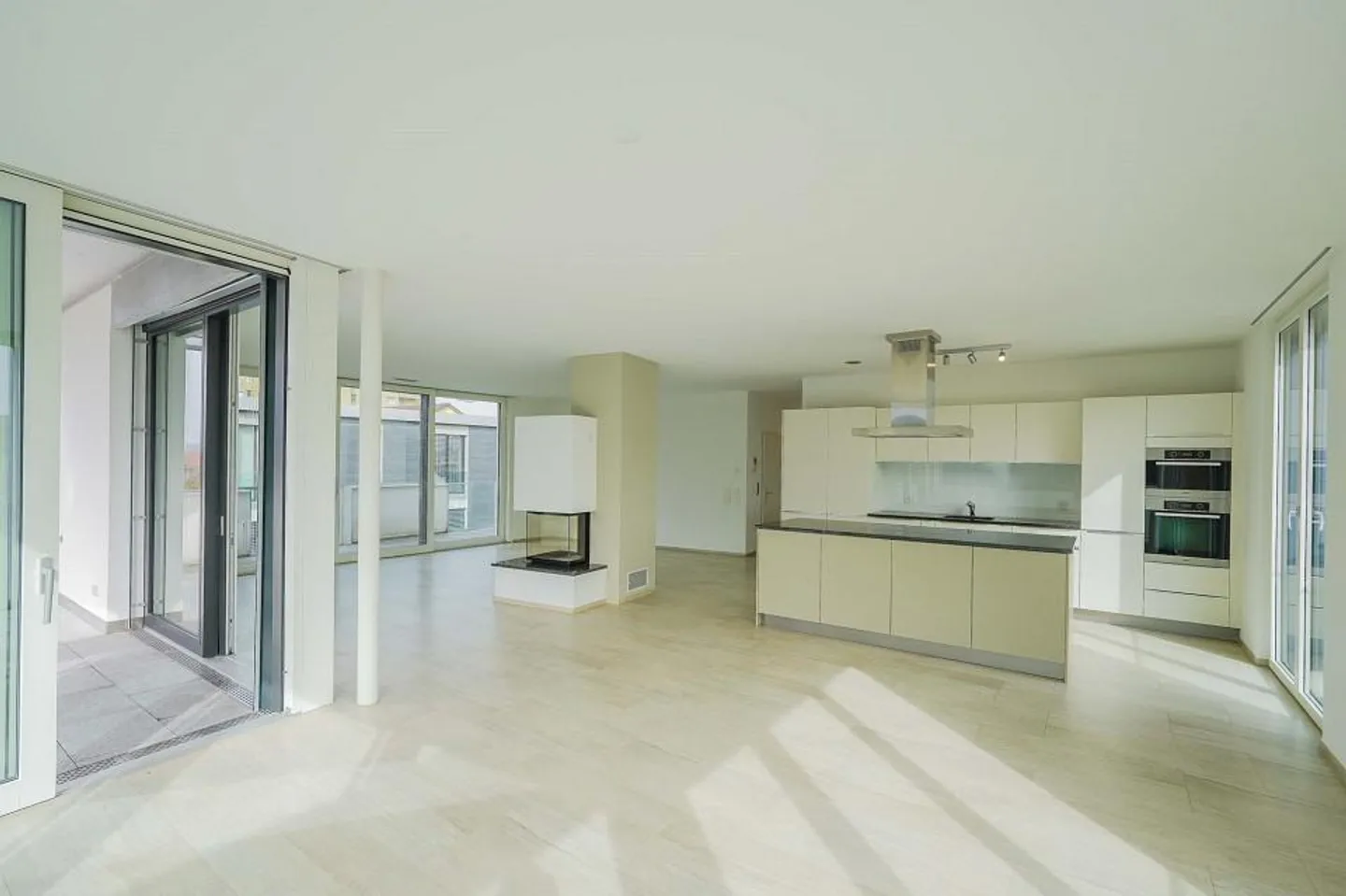 Wohngenuss der Extraklasse! Elegante 4.5 Zimmer-Attikawohnung an ze... - Foto 2 von 13