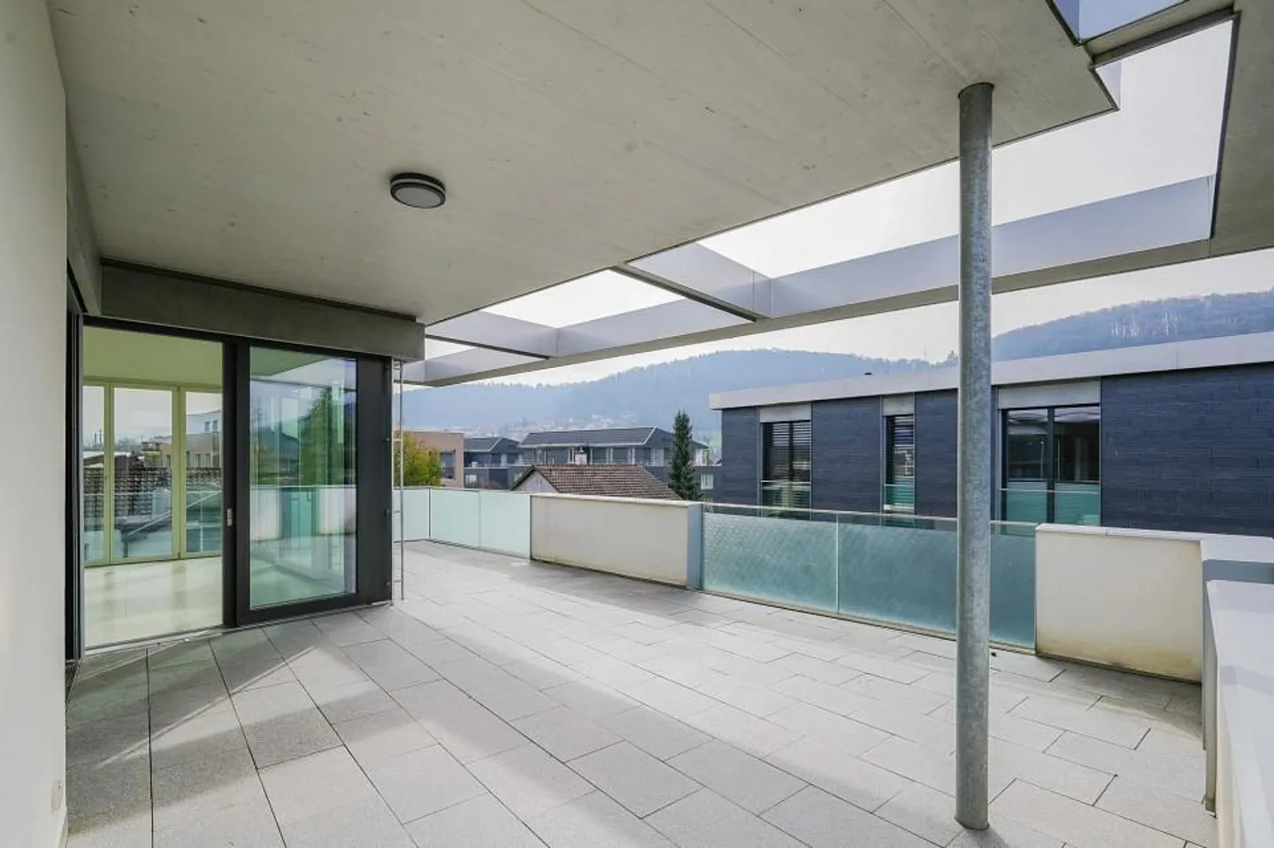 Wohngenuss der Extraklasse! Elegante 4.5 Zimmer-Attikawohnung an ze... - Foto 4 von 13