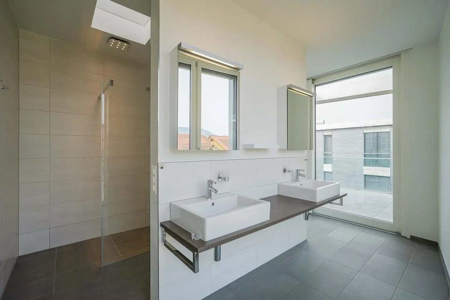 Wohngenuss der Extraklasse! Elegante 4.5 Zimmer-Attikawohnung an ze... - Foto 9 von 13