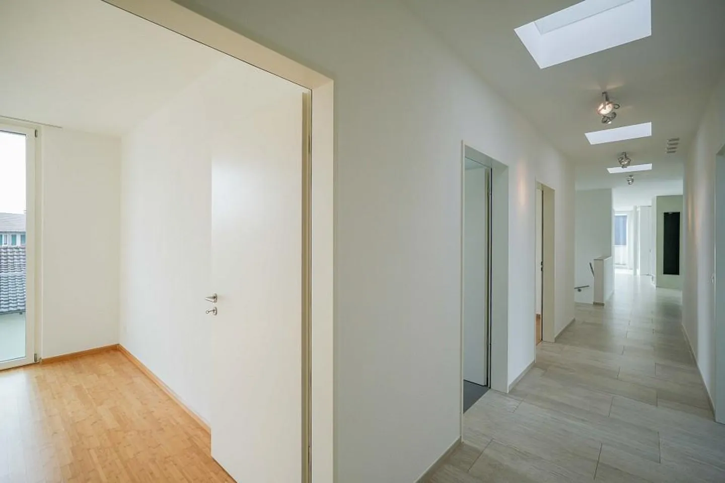 Wohngenuss der Extraklasse! Elegante 4.5 Zimmer-Attikawohnung an ze... - Foto 8 von 13