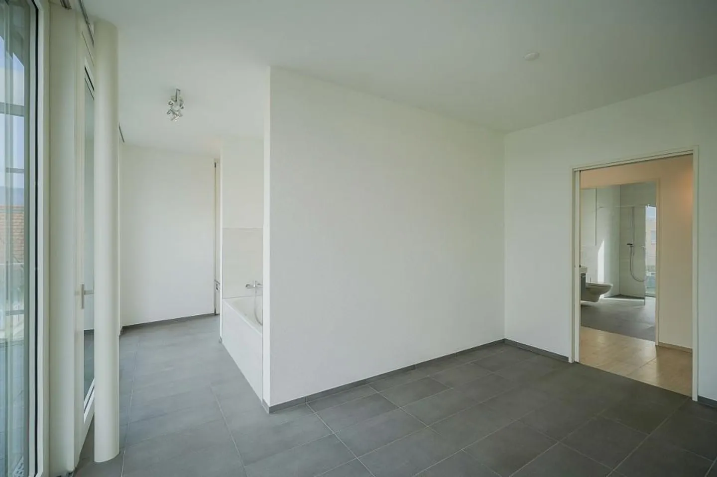 Wohngenuss der Extraklasse! Elegante 4.5 Zimmer-Attikawohnung an ze... - Foto 13 von 13