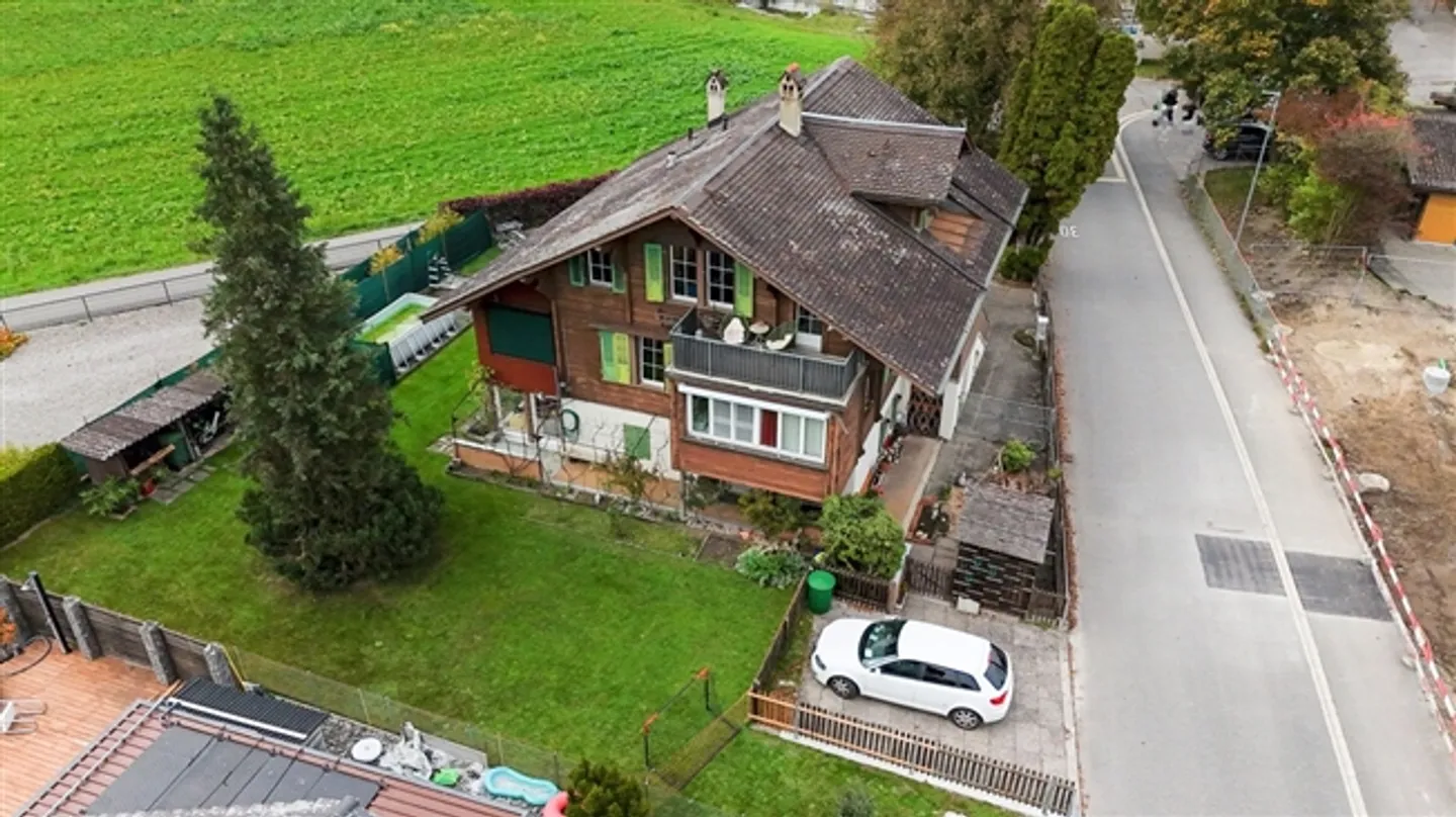 «Zweifamilienhaus mit grossem Garten» - Photo 1 of 15