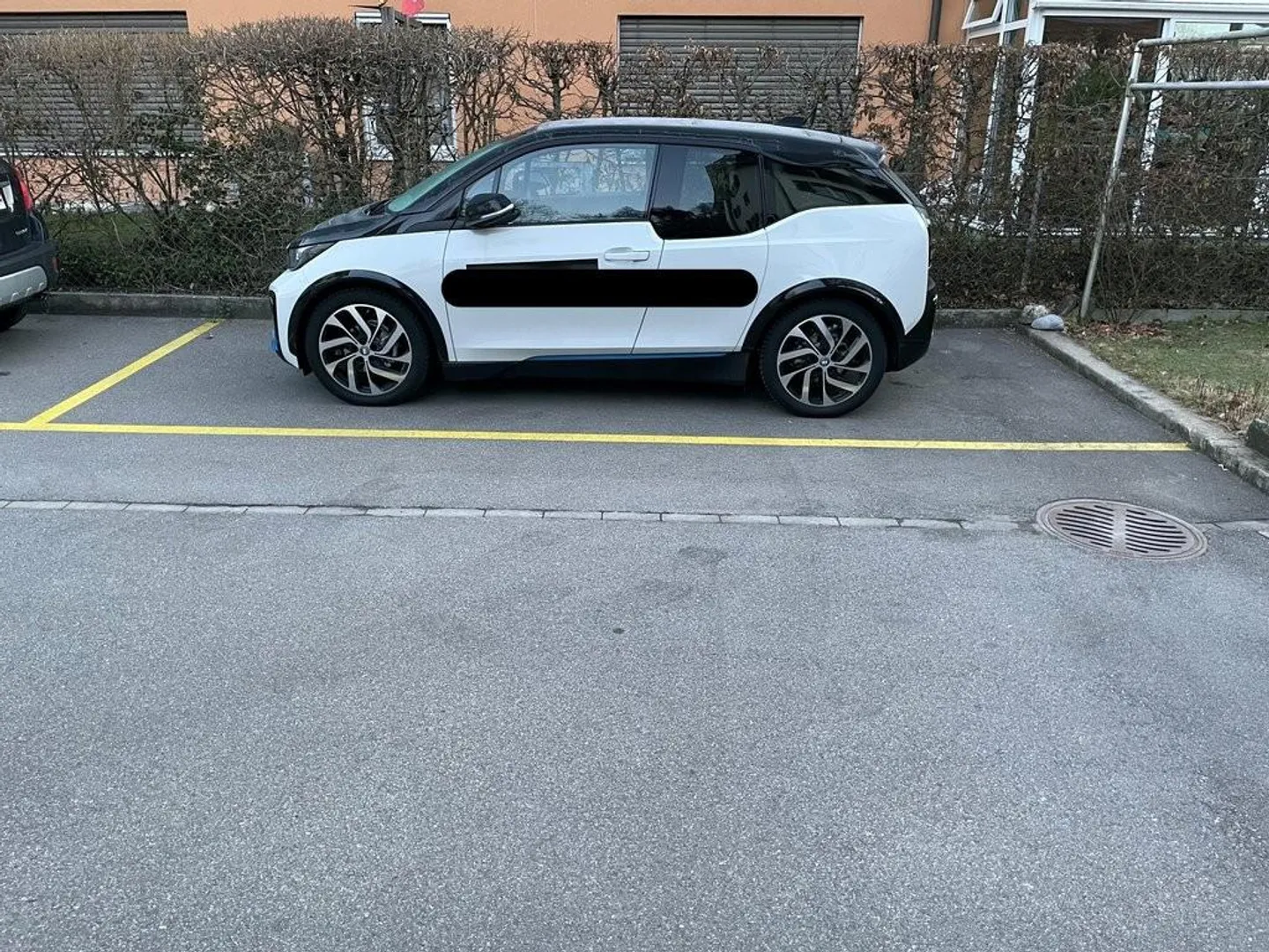 Parcheggio esterno alla stazione ferroviaria di Deisswil - Foto 2 di 3