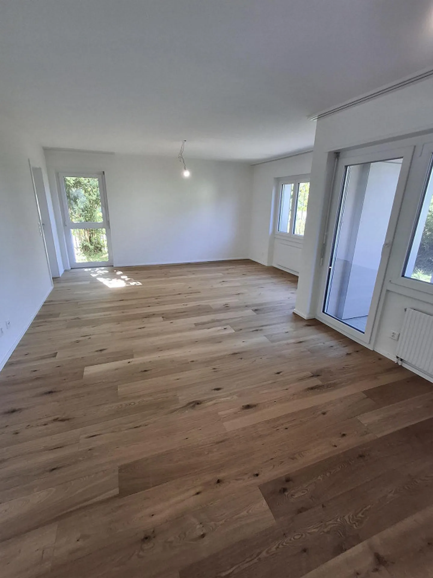 Completely renovated, bright 5-room apartment with underground parking space - Photo 2 of 6