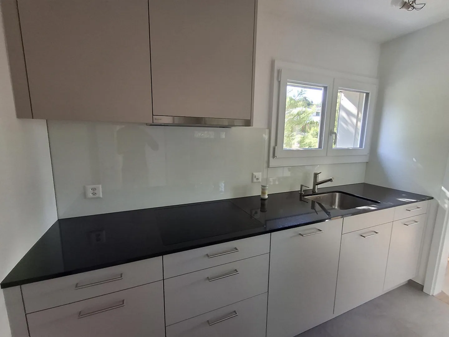 Completely renovated, bright 5-room apartment with underground parking space - Photo 3 of 6