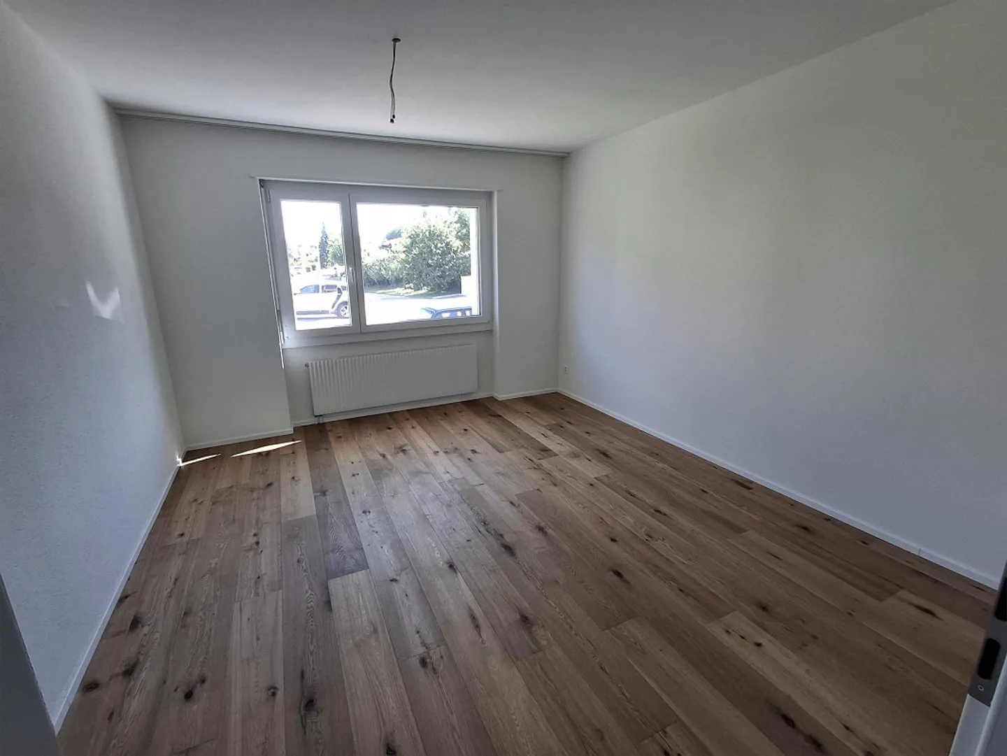 Completely renovated, bright 5-room apartment with underground parking space - Photo 4 of 6