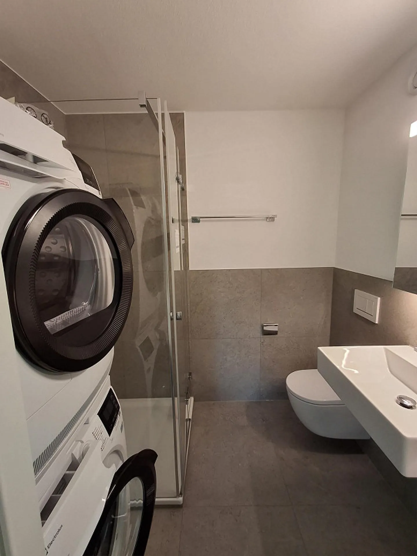 Completely renovated, bright 5-room apartment with underground parking space - Photo 5 of 6