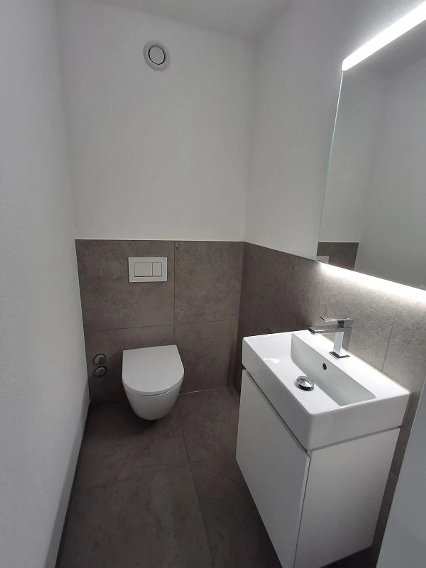 Completely renovated, bright 5-room apartment with underground parking space - Photo 6 of 6