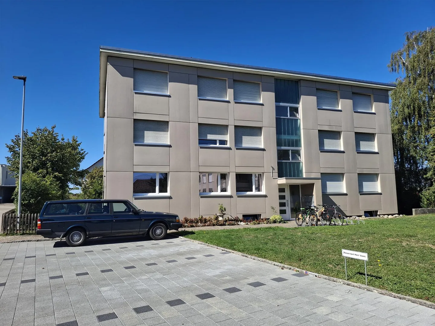 Completely renovated, bright 5-room apartment with underground parking space - Photo 1 of 6