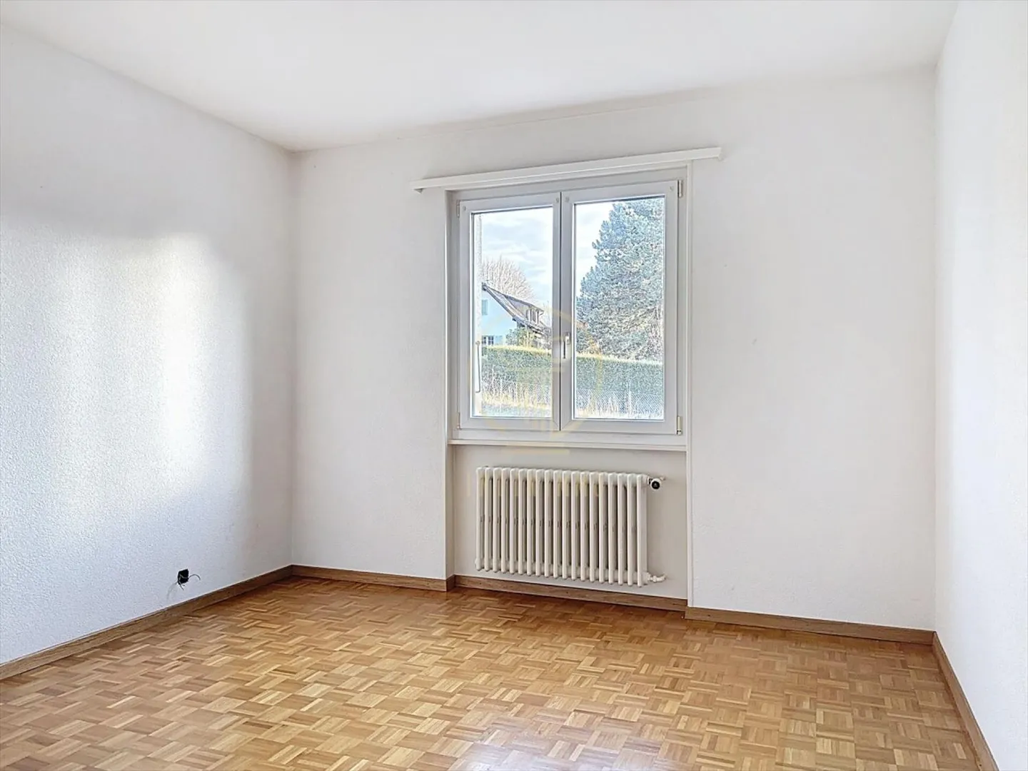 EPALINGES - Einfamilienhaus mit 2 Wohnungen mit 4 Zimmern, Garagen und Garten - Foto 5 von 13