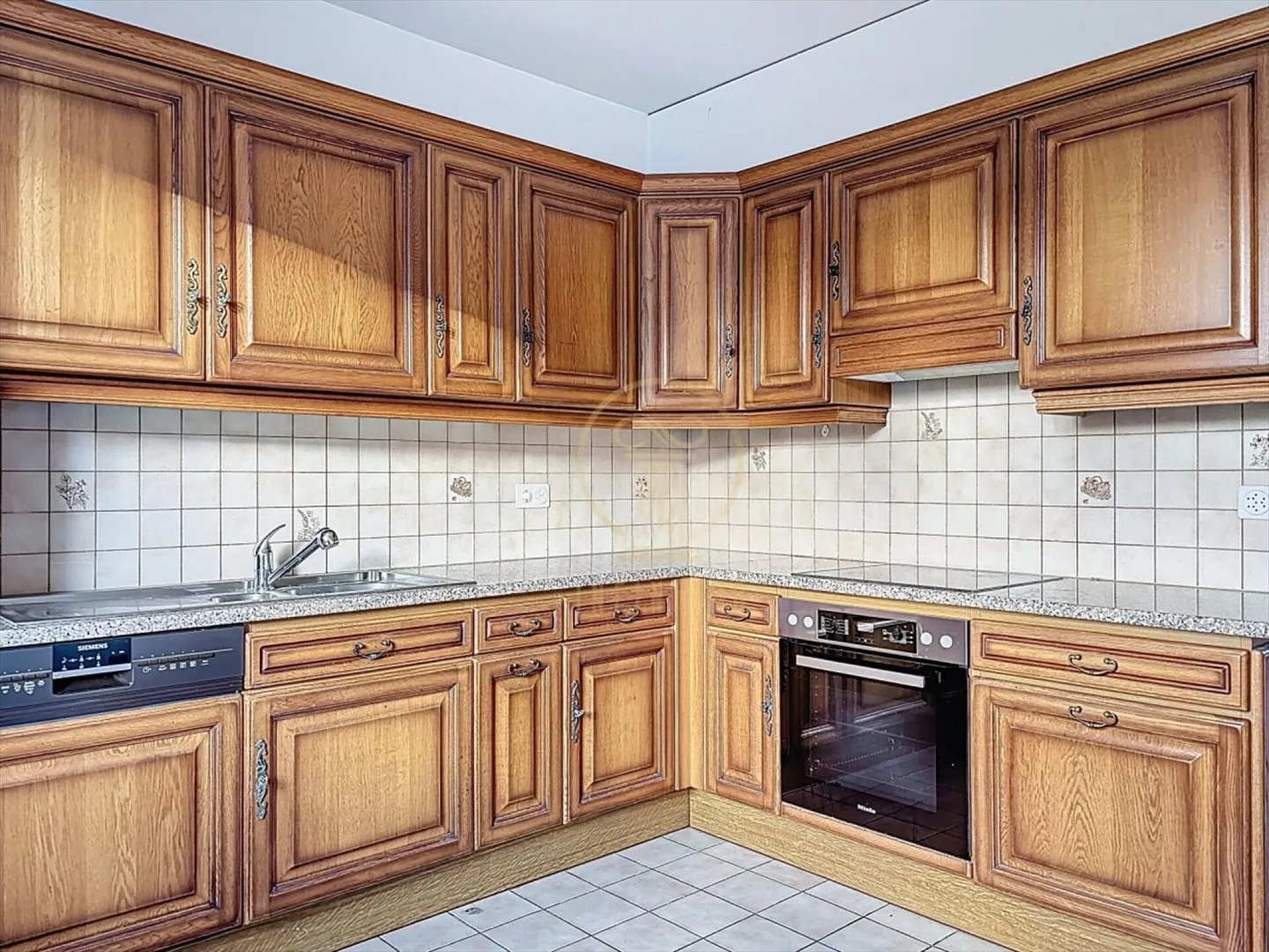 EPALINGES - Einfamilienhaus mit 2 Wohnungen mit 4 Zimmern, Garagen und Garten - Foto 8 von 13