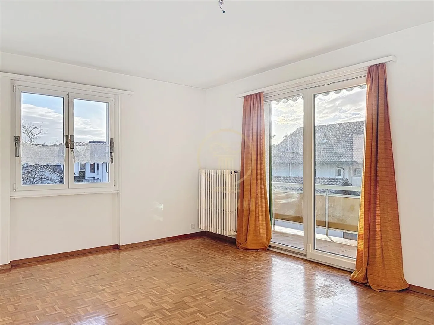 EPALINGES - Einfamilienhaus mit 2 Wohnungen mit 4 Zimmern, Garagen und Garten - Foto 3 von 13