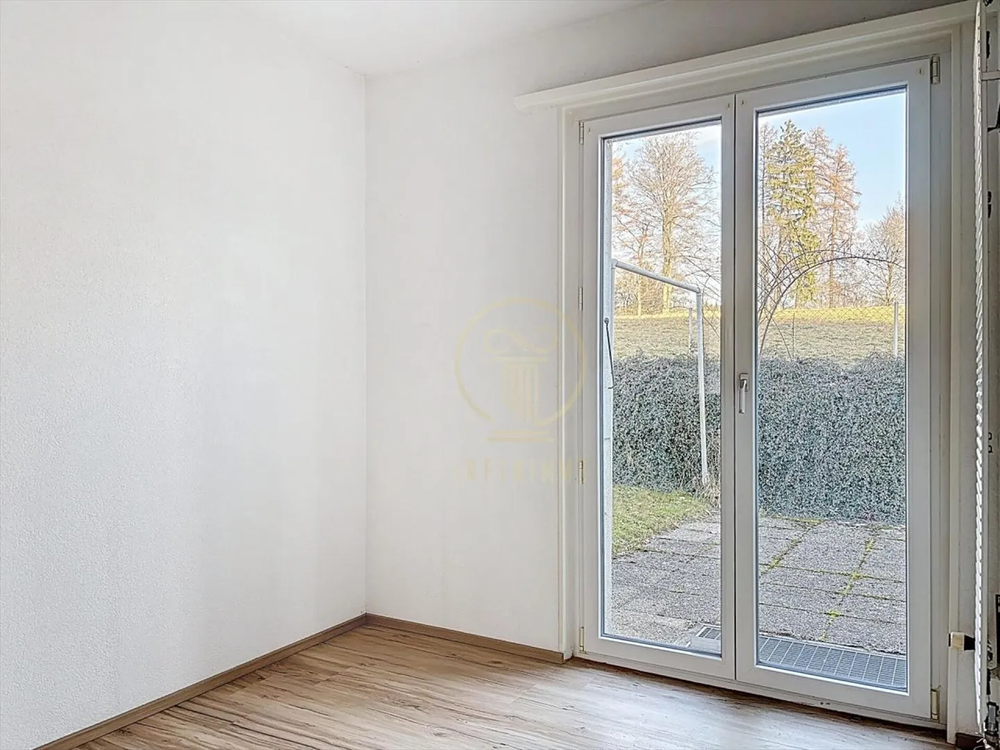 EPALINGES - Einfamilienhaus mit 2 Wohnungen mit 4 Zimmern, Garagen und Garten - Foto 4 von 13