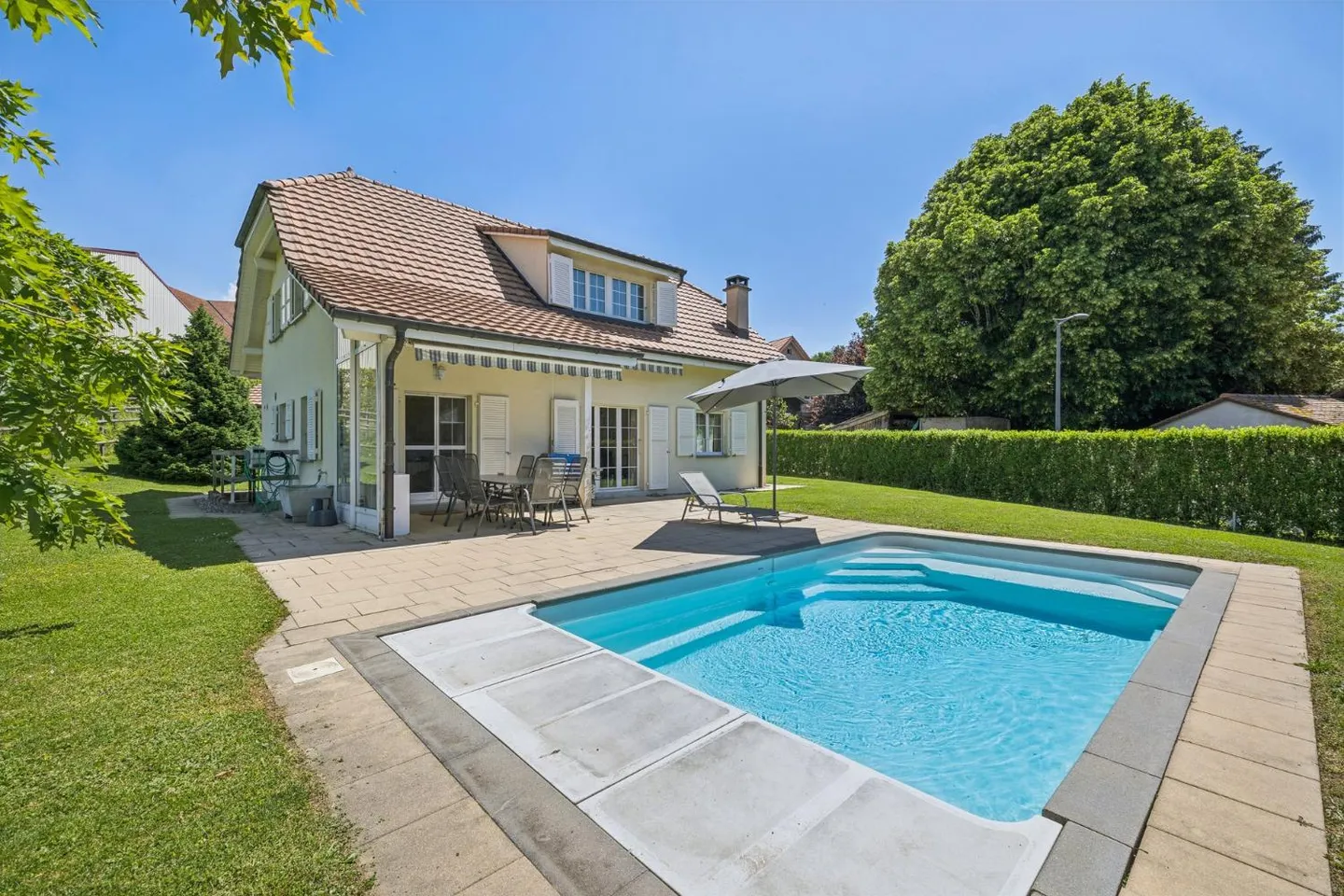 Magnificent house with beautiful garden and pool - Photo 1 of 11