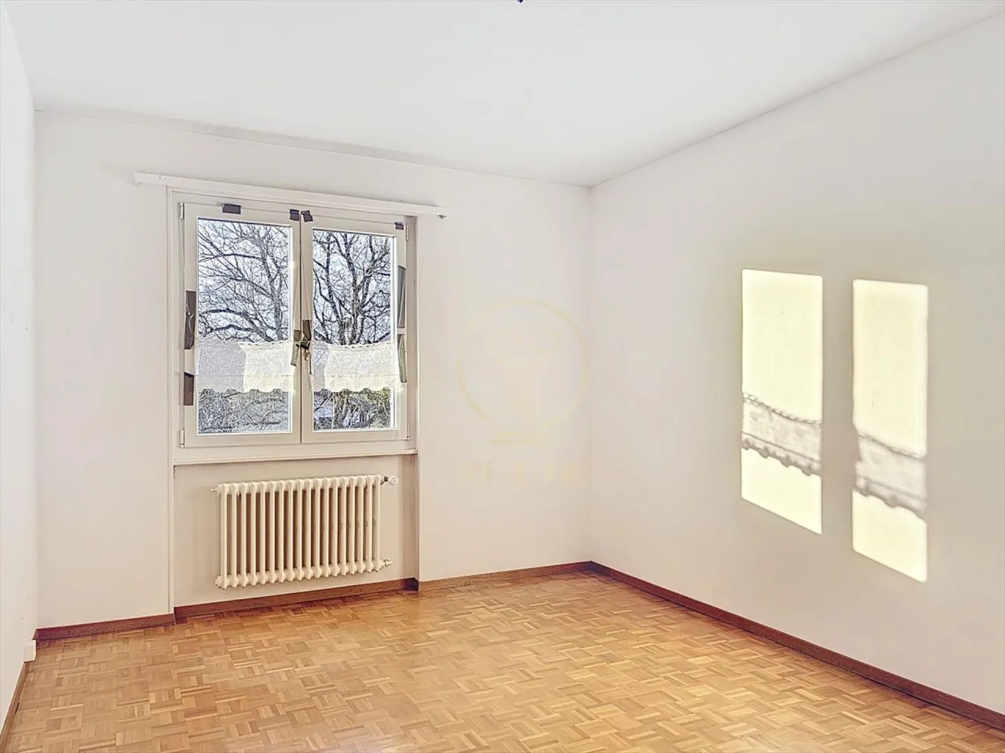 EPALINGES - Einfamilienhaus mit 2 Wohnungen mit 4 Zimmern, Garagen und Garten - Foto 10 von 13