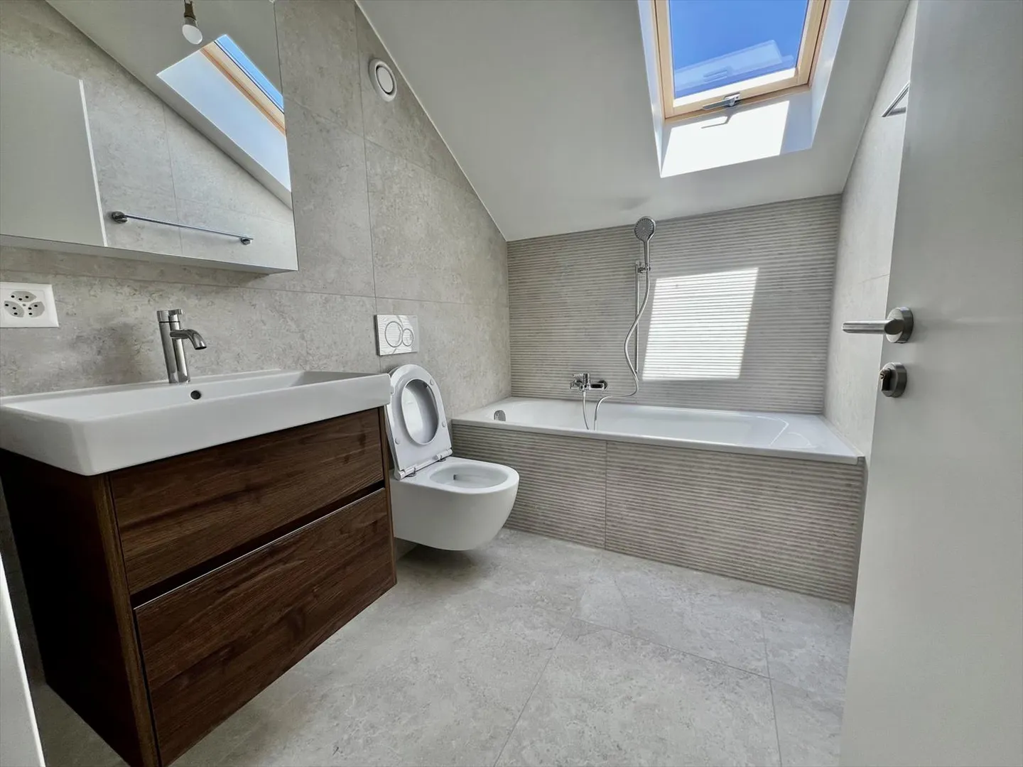 Casa bifamiliare ristrutturata, pronta per essere abitata - Foto 8 di 13